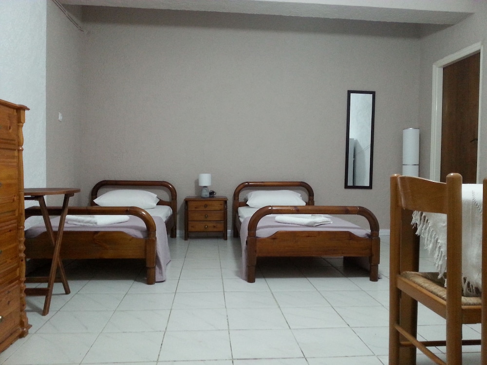 Basic Studio, 2 Twin Beds photo 1