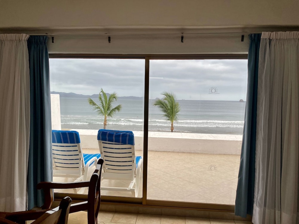 Honeymoon Room, 1 King Bed, Ocean View photo 3