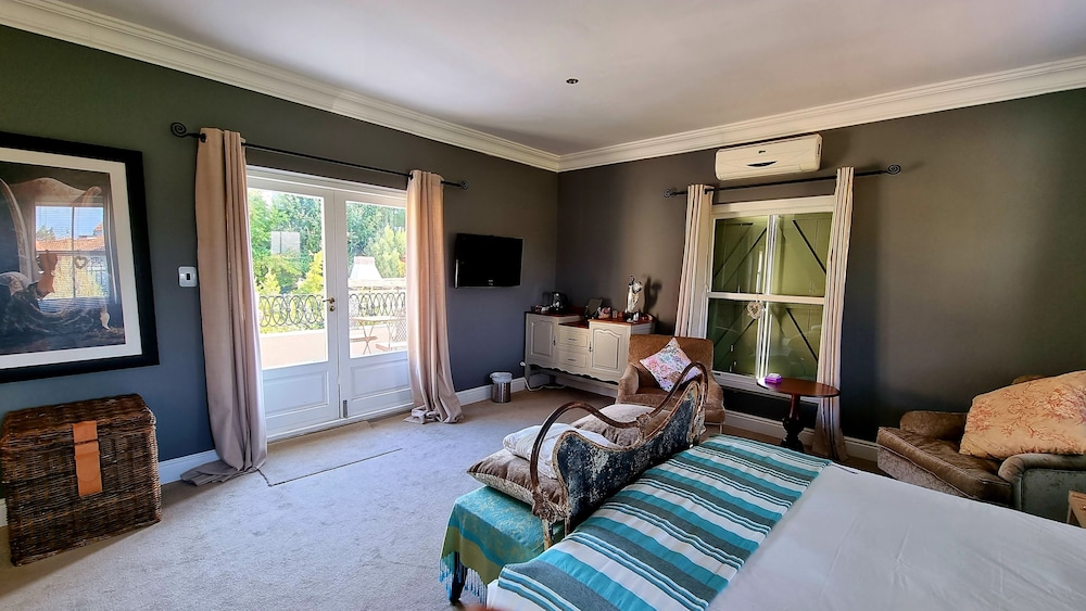 Honeymoon Suite, Pool View photo 3