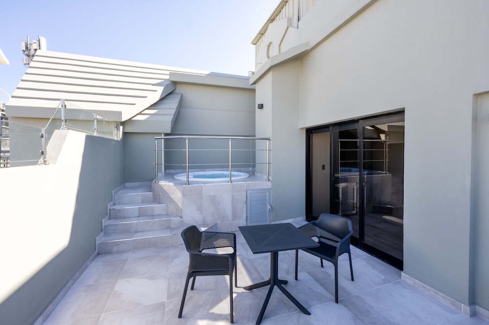 Deluxe Studio Suite, 1 Bedroom, Hot Tub, Partial Ocean View
