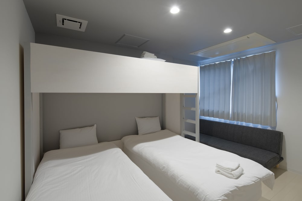 Business Quadruple Room - Photo 1