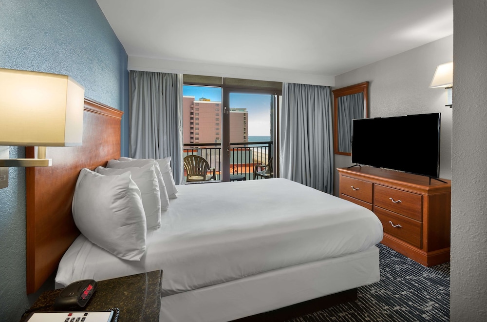 Suite, 1 Queen Bed, Kitchen, Partial Ocean View (Living Room) - Photo 1