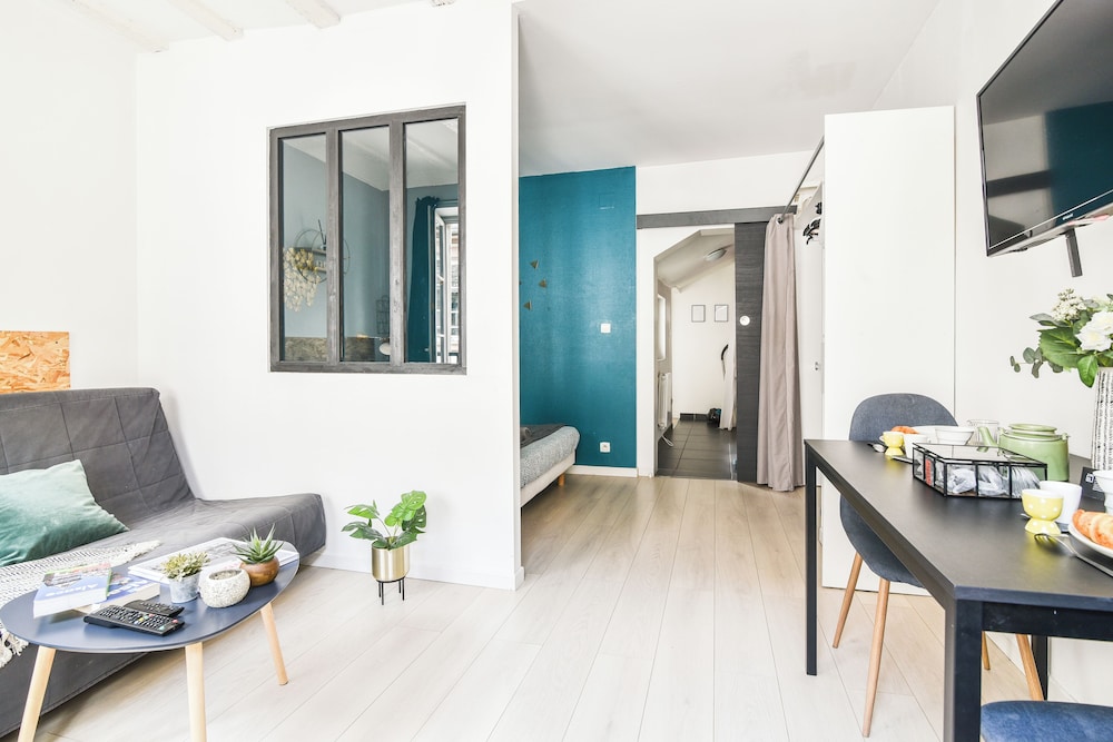 Standard Apartment, 1 Queen Bed with Sofa bed, Private Bathroom, City View photo 1