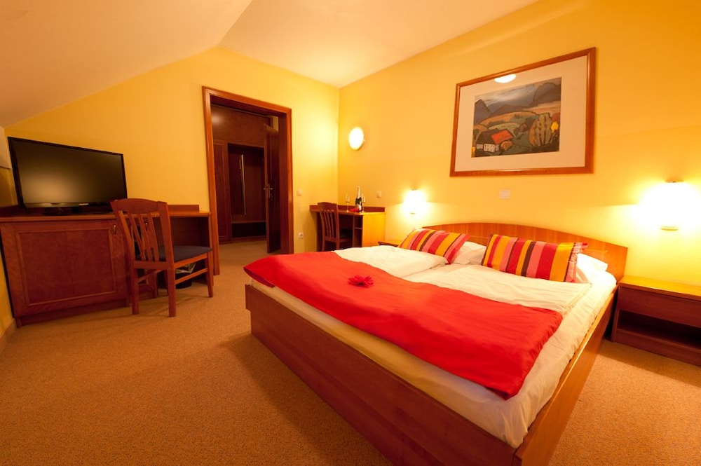 Double or Twin Room - Photo 4