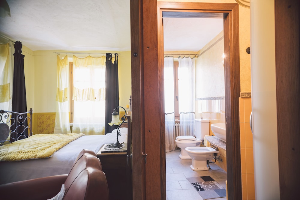 Design Triple Room, Balcony, River View (Yellow) photo 3