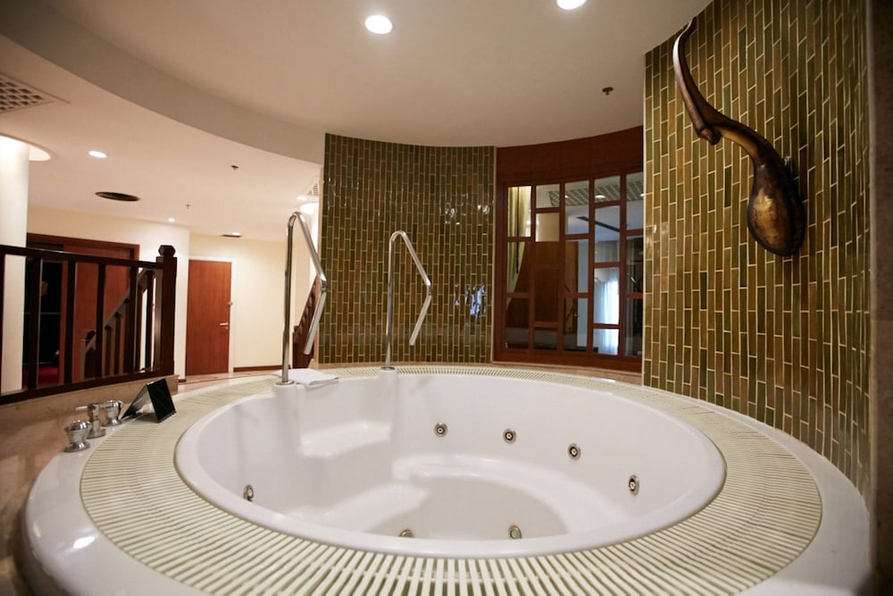 Ambassador Suite (2 Bedrooms With Jacuzzi) (Corner Wing) photo 2