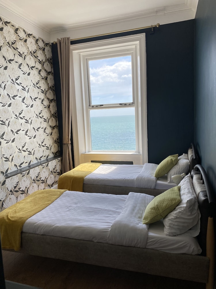 Twin Room, Ensuite, Sea View photo 1