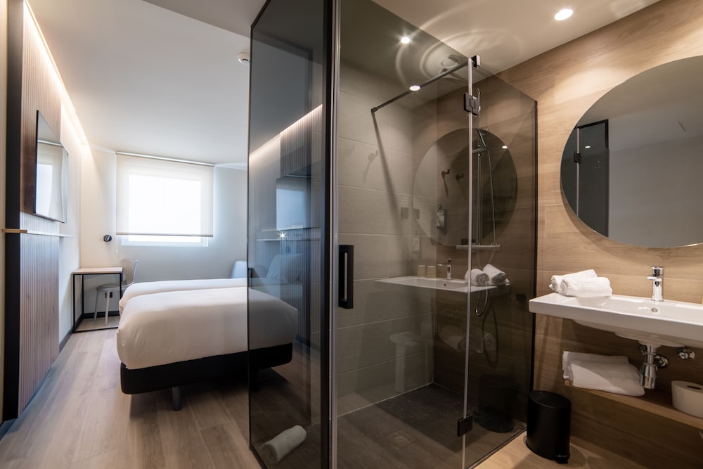 Standard Room, Multiple Beds - Photo 6