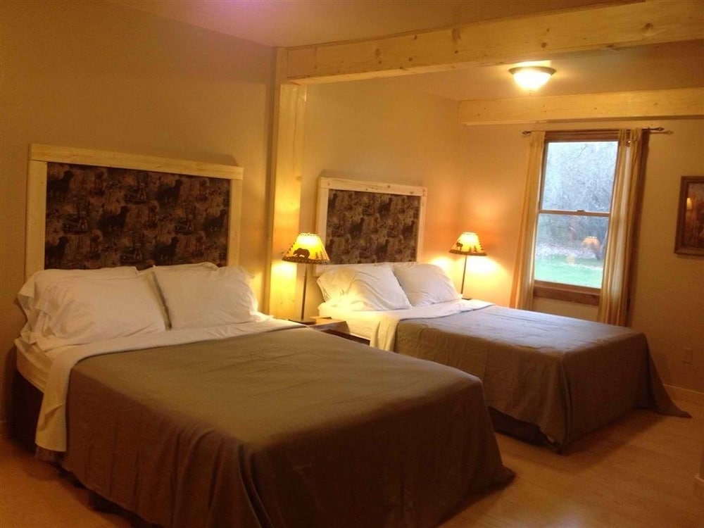 Standard Room, 2 Queen Beds, Refrigerator & Microwave (The Deer) photo 3