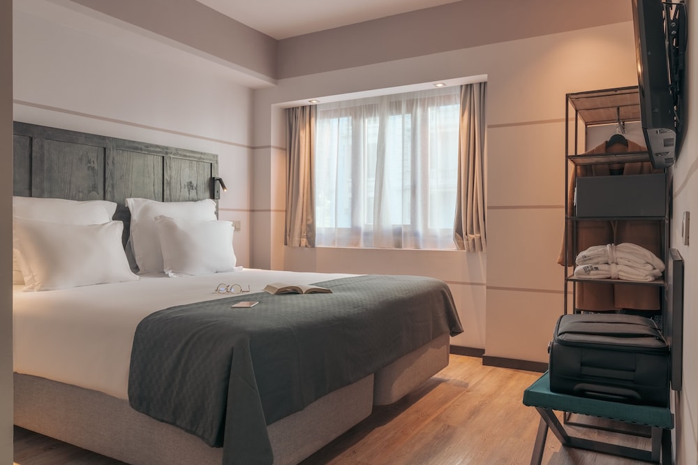Deluxe Studio (Extra Bed) - Photo 1