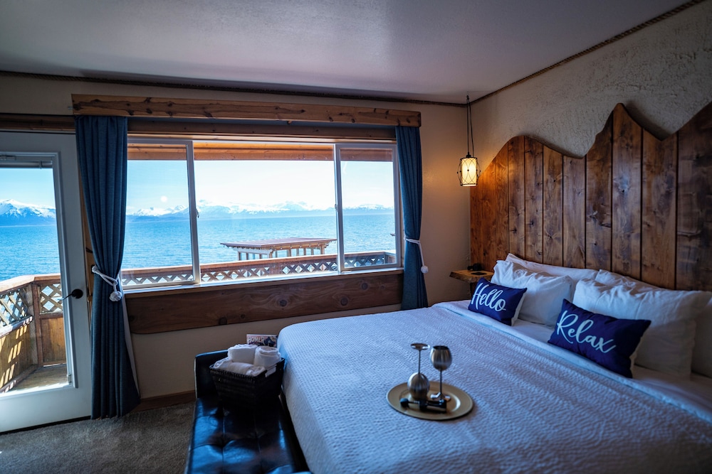 Deluxe Studio Suite, 1 King Bed with Sofa bed, Ocean View, Oceanfront photo 1