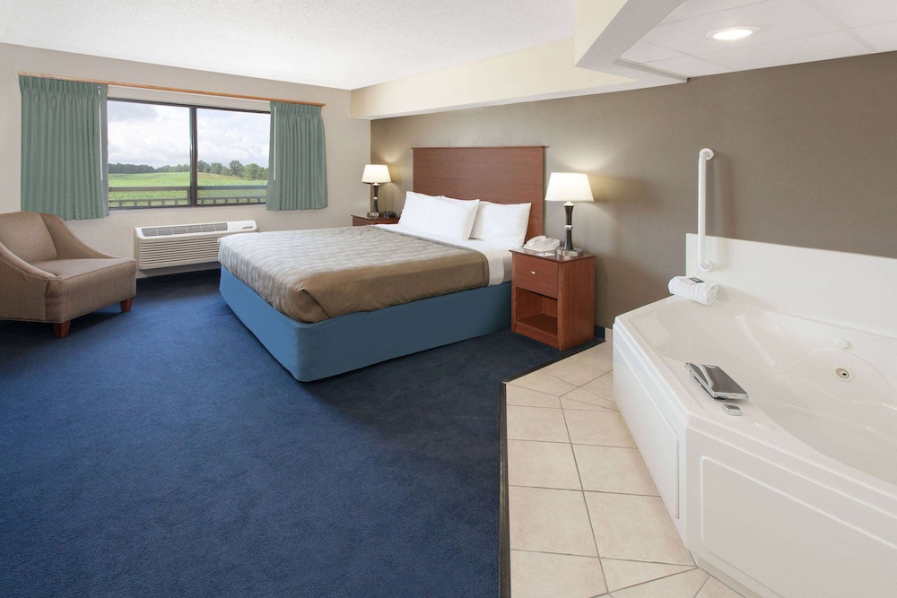 Suite, 1 King Bed (One-Bedroom Suite) photo 2