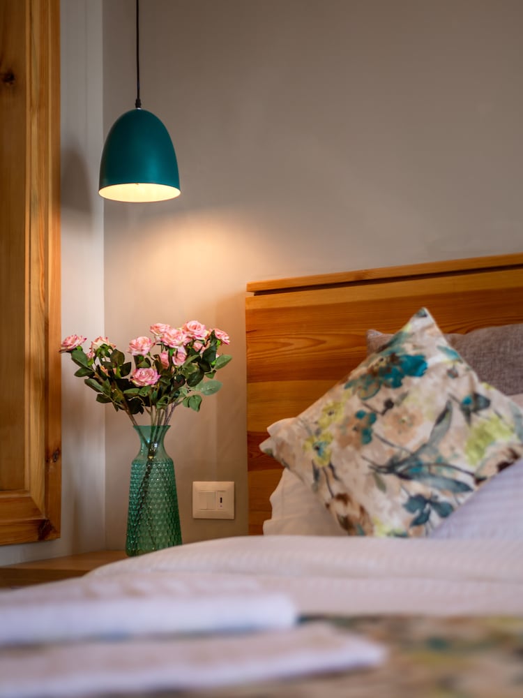 Superior Room, 1 King Bed, Hill View