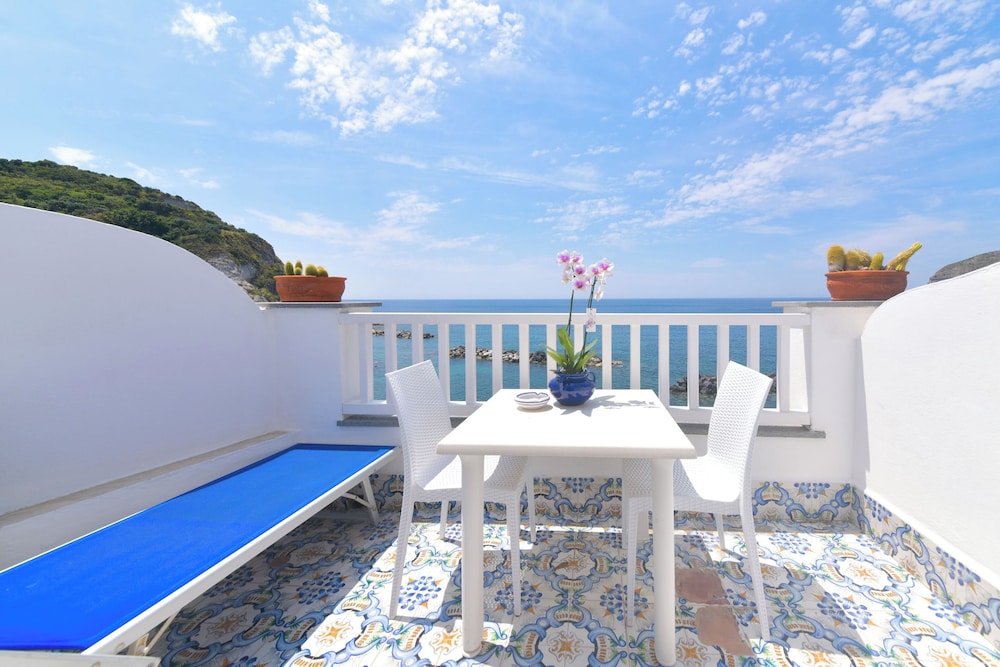Superior Triple Room, Sea View photo 3