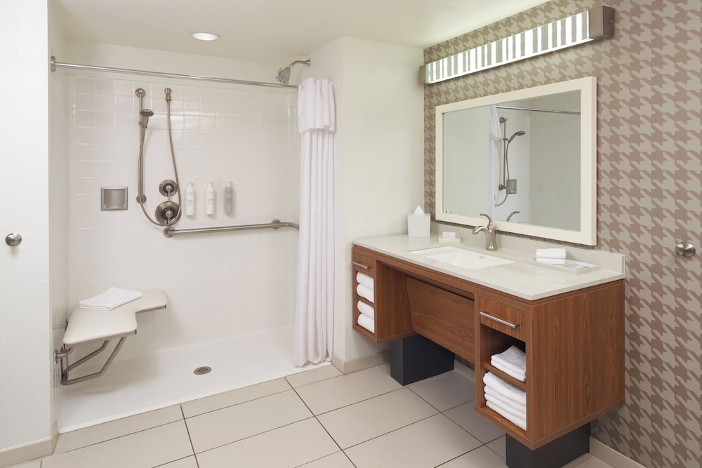 Suite, 1 Queen Bed, Accessible, Non Smoking (Roll-in Shower)