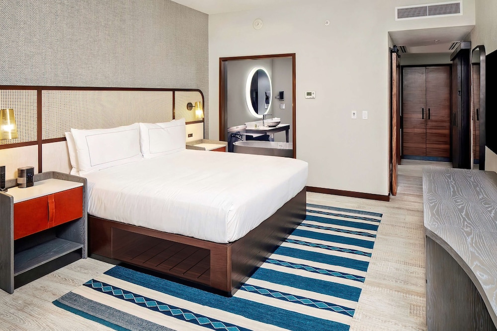 1 Bedroom 1 King Oceanfront Suite with Sofabed - Photo 1