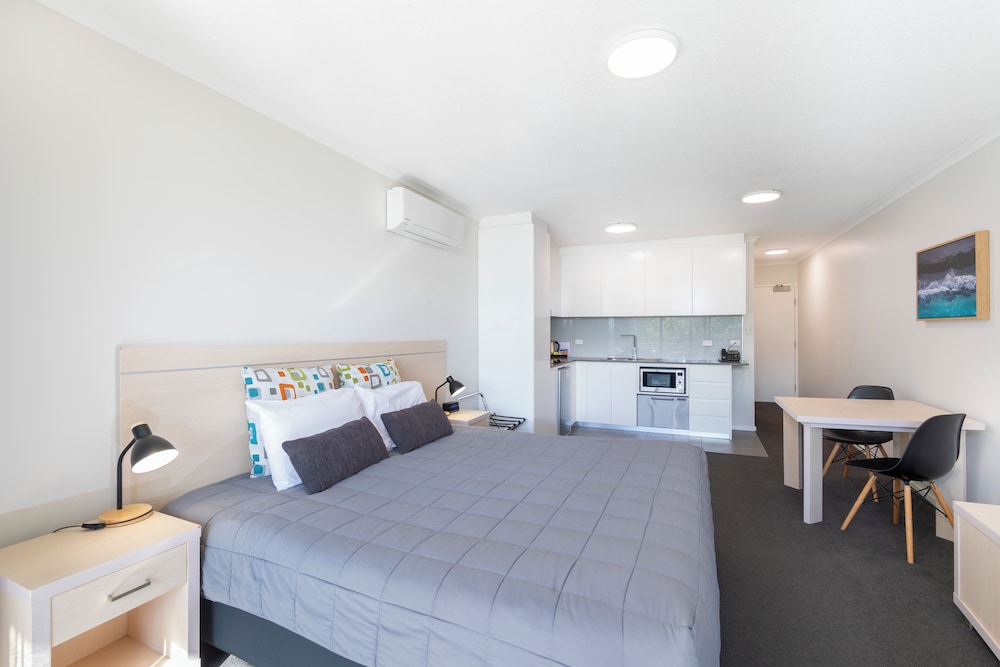 Deluxe Studio, 1 King Bed, Kitchenette, Partial Ocean View photo 2