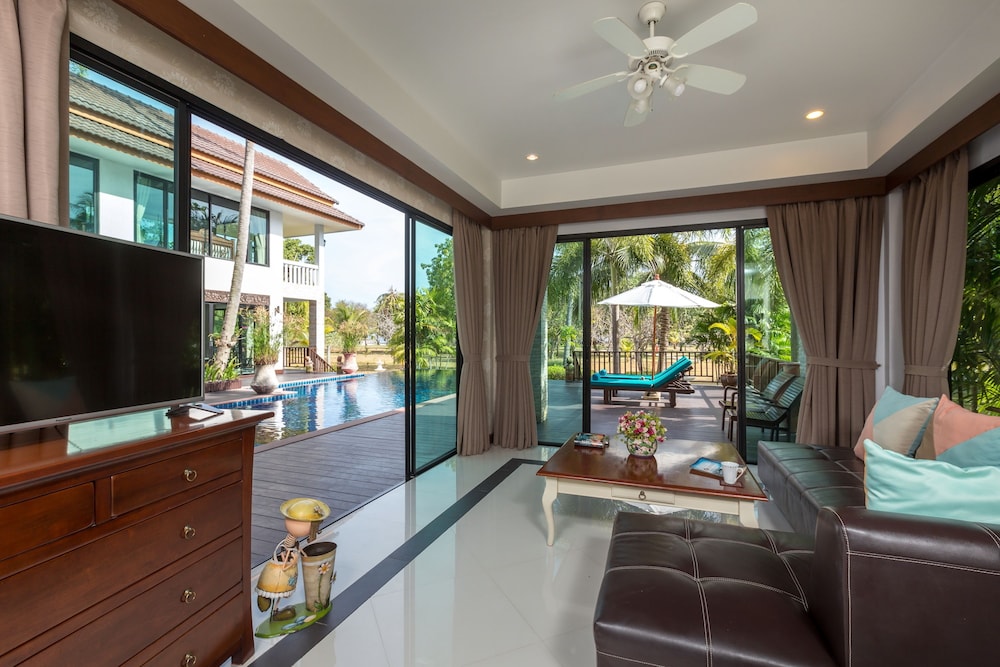 Poolside Villa - Photo 13