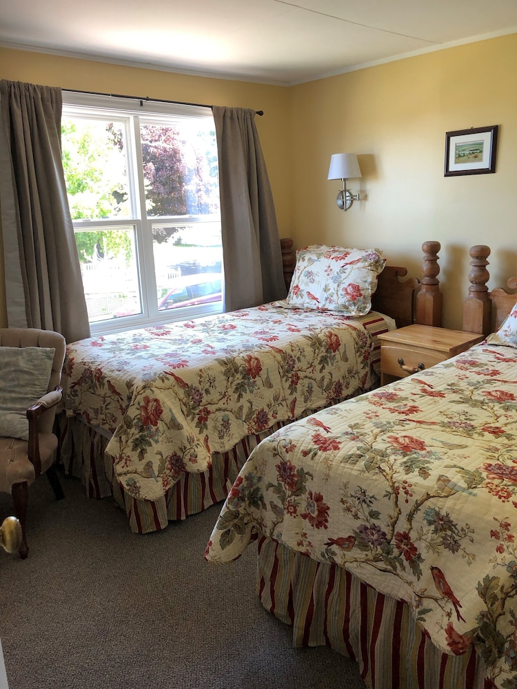 Standard Room, 2 Twin Beds, Private Bathroom photo 1