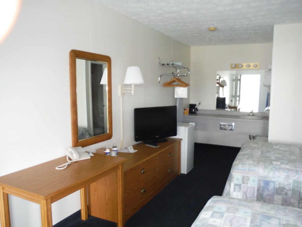 Room, 2 Double Beds (Downstairs) photo 3