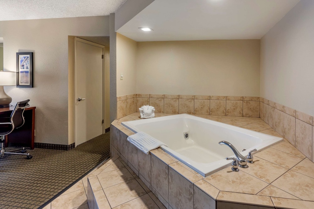 Suite, 1 King Bed, Non Smoking, Hot Tub - Photo 5