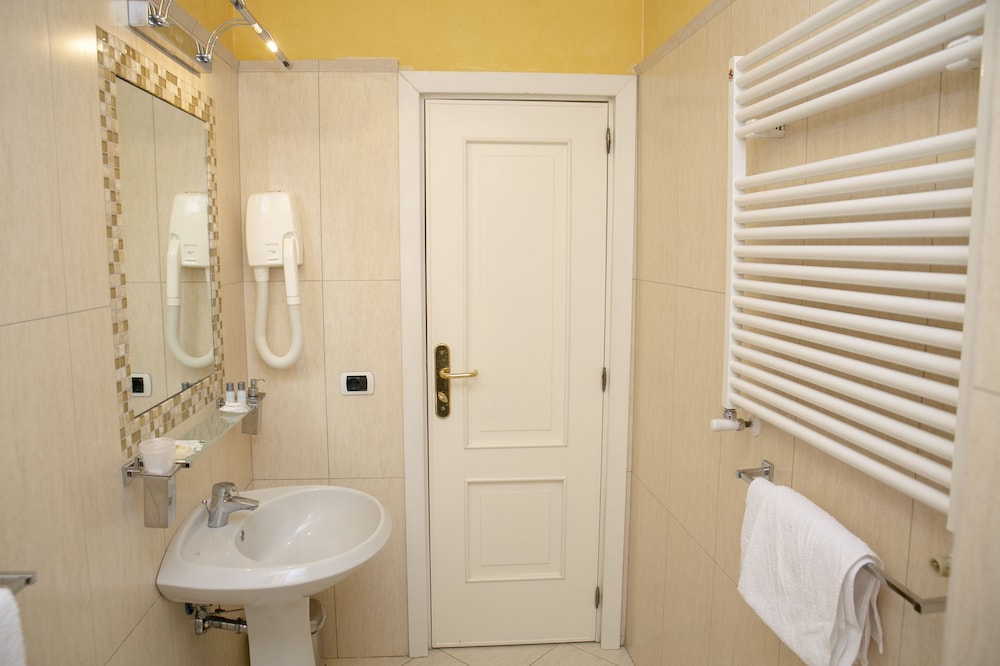 Double or Twin Room - Photo 5