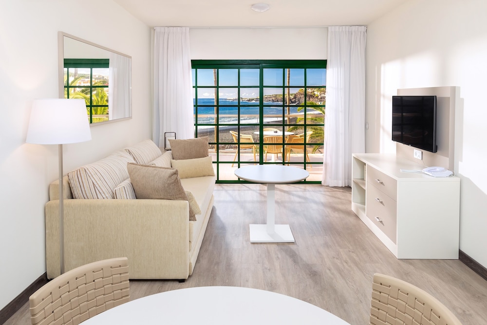 One Bedroom Suite Sea View (2+2) thumbnail 5