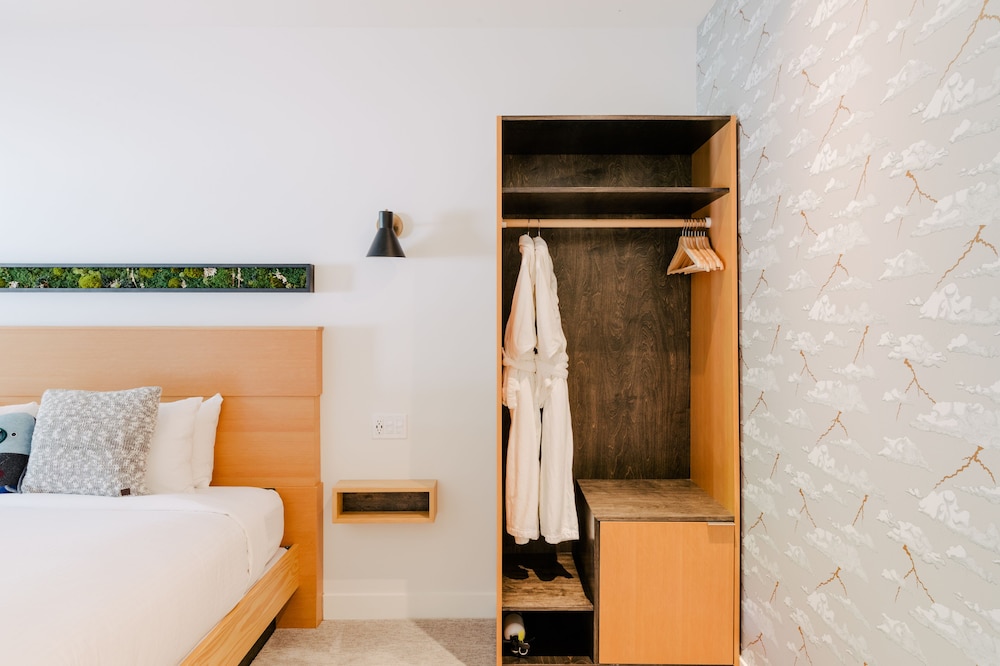 Signature Room, 1 King Bed, Non Smoking, Garden View photo 3