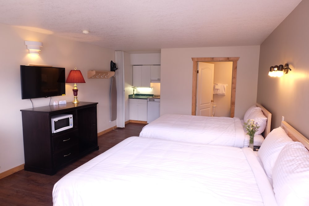 Efficiency Room, 2 Queen Beds, Kitchenette photo 2