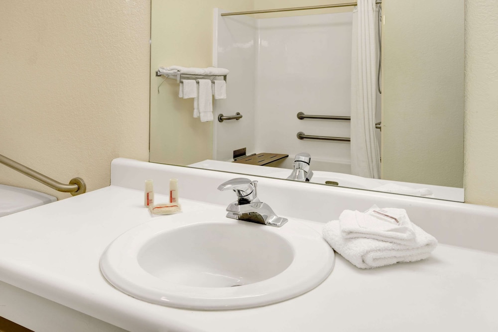 Room, 2 Queen Beds, Accessible, Refrigerator & Microwave - Photo 2