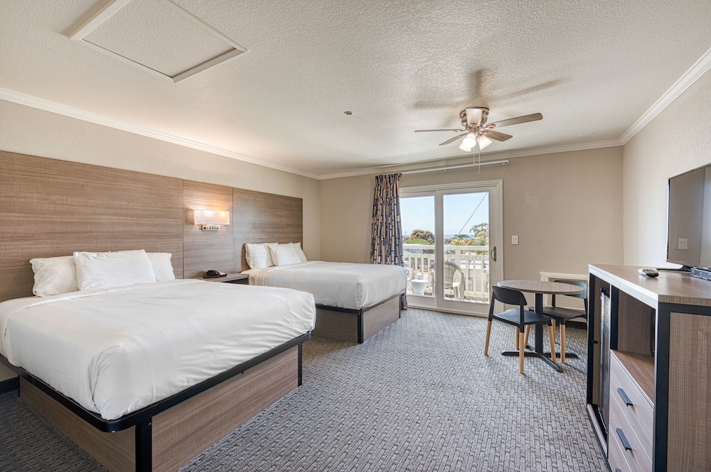 Standard Room, 2 Queen Beds, Partial Ocean View