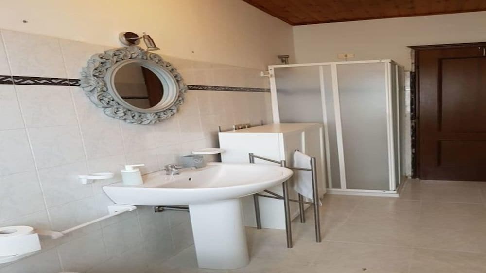 Standard Single Room, Shared Bathroom photo 2