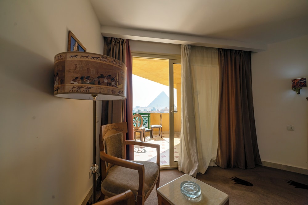 Superior Single Room Pyramids View thumbnail 6