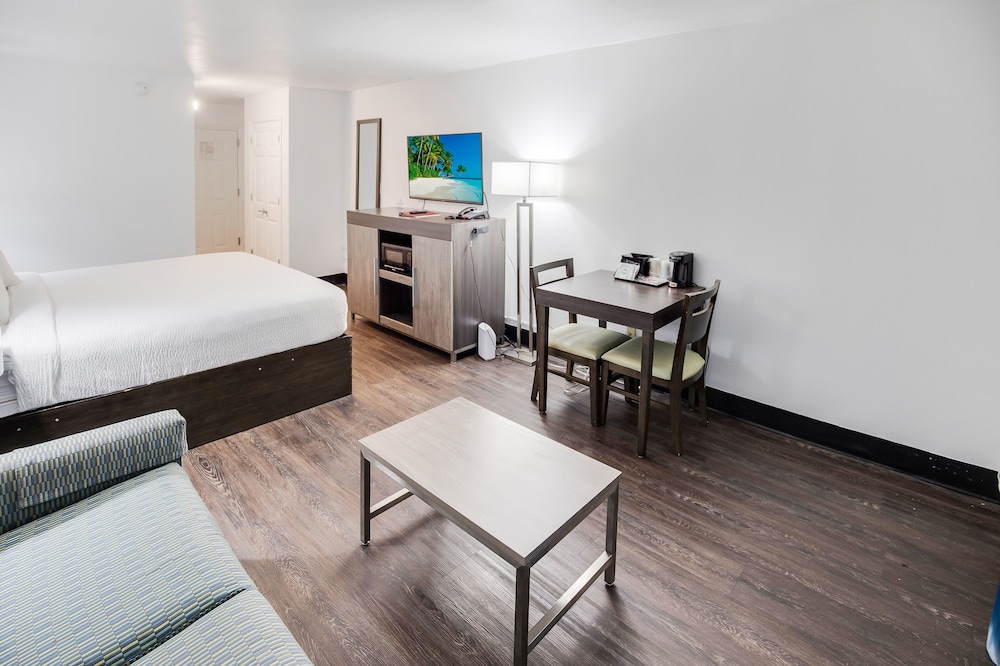 Standard Single Room, 1 King Bed, Ocean View(No Pets) photo 3