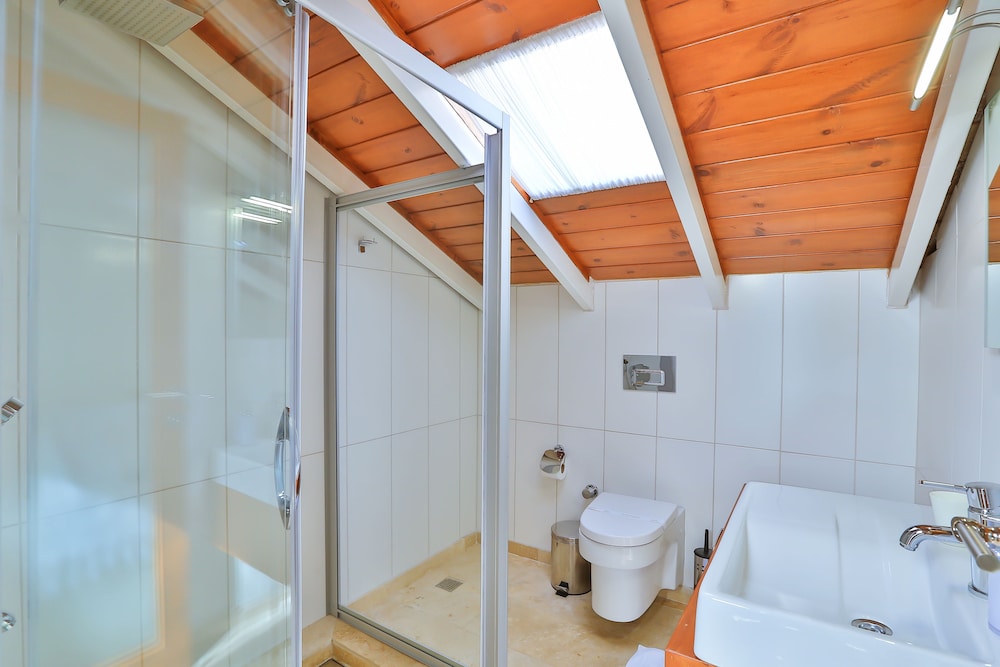 Comfort Apartment, 3 Bedrooms, Balcony, Sea View photo 2