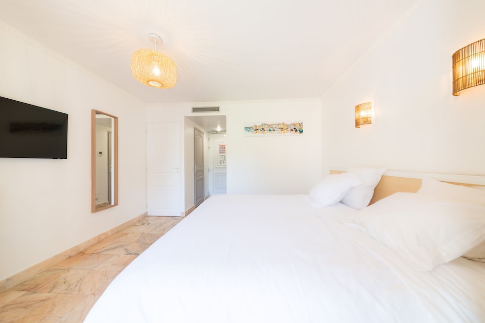 Deluxe Room - Photo 5