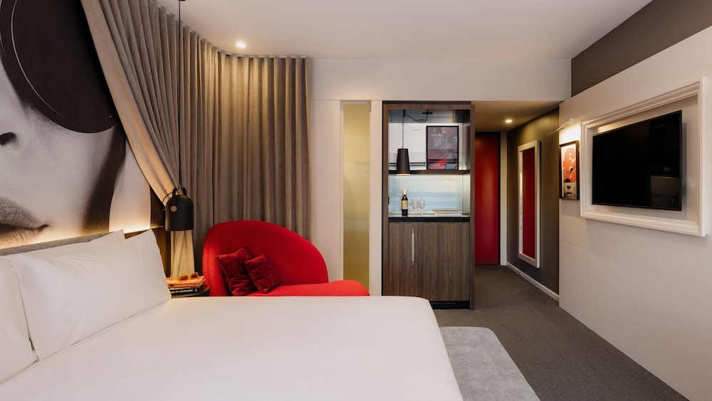Standard Room, 1 King Bed, Accessible, City View (Corner) - Photo 3