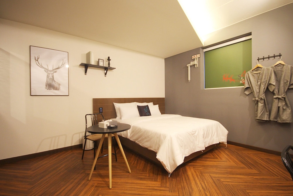 Standard Double Room, Non Smoking - Photo 15