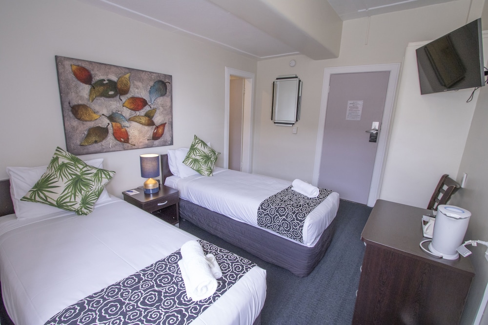 Twin, Double & Single Ensuite - Photo 1