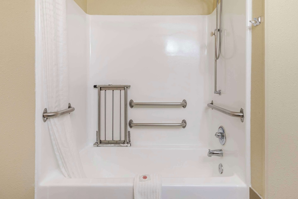 Room, 1 King Bed, Accessible, Non Smoking (Accessible Tub) photo 3