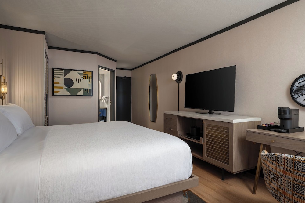 Standard Room, 1 King Bed, Mobility Accessible (Communications) - Photo 2