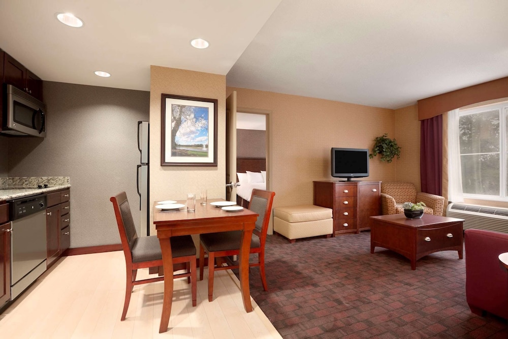 Suite, 2 Bedrooms, Accessible (Roll-in Shower) - Photo 3