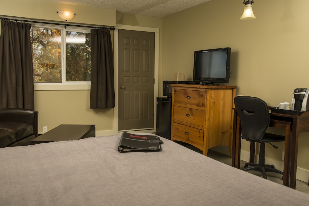 Superior Room, 1 King Bed, Balcony photo 2