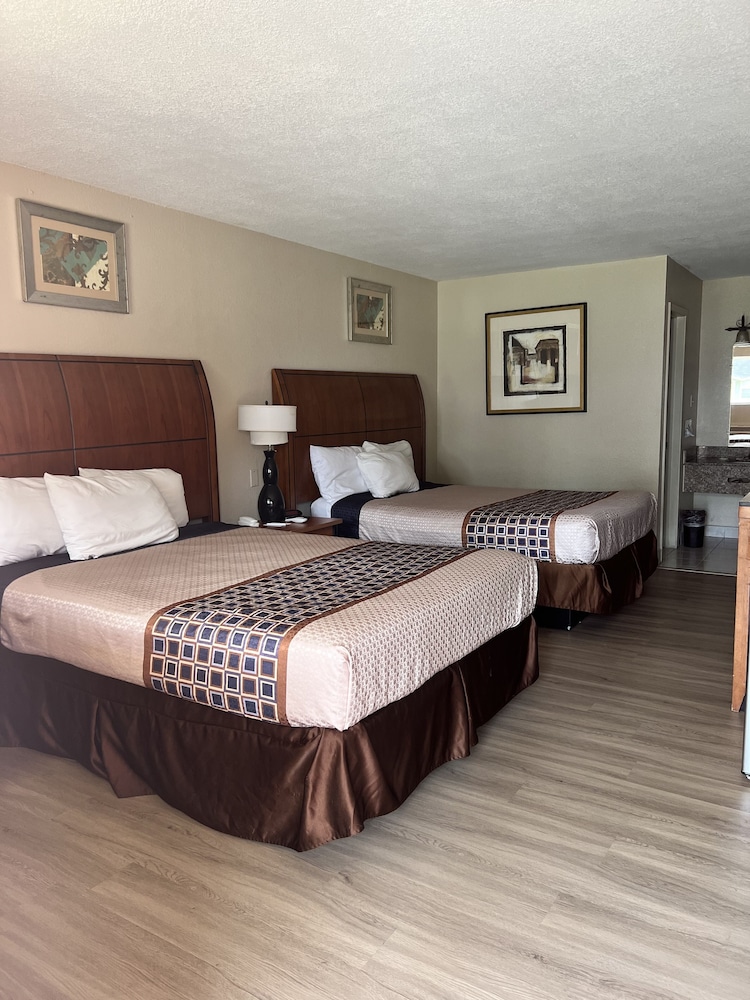 Room, 2 Queen Beds, Non Smoking - Photo 2