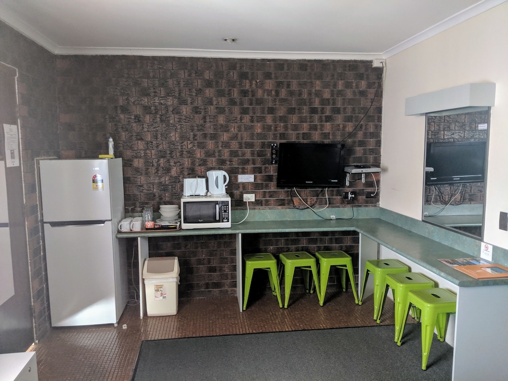 Large Family Room ( 2 x Queen and 2 x Single Bed) photo 2