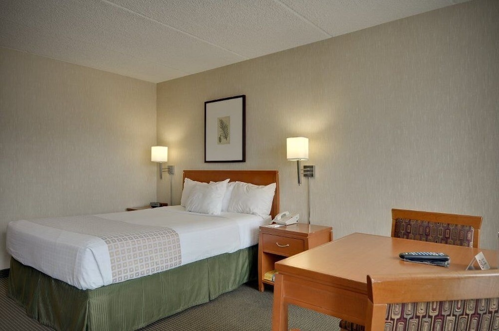 Standard Room, 1 Queen Bed photo 2