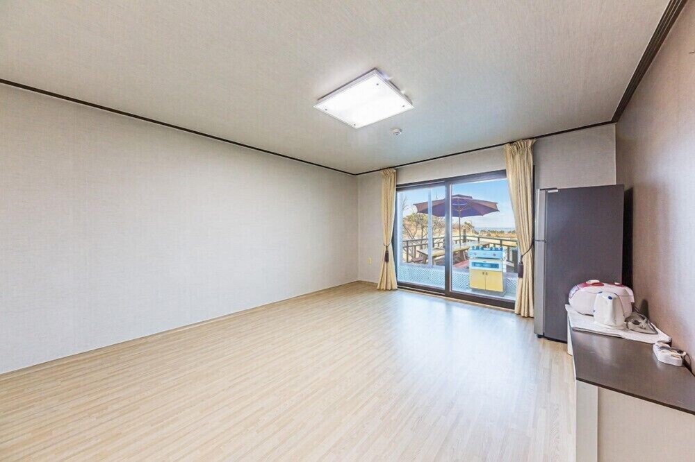 Room (201) photo 3