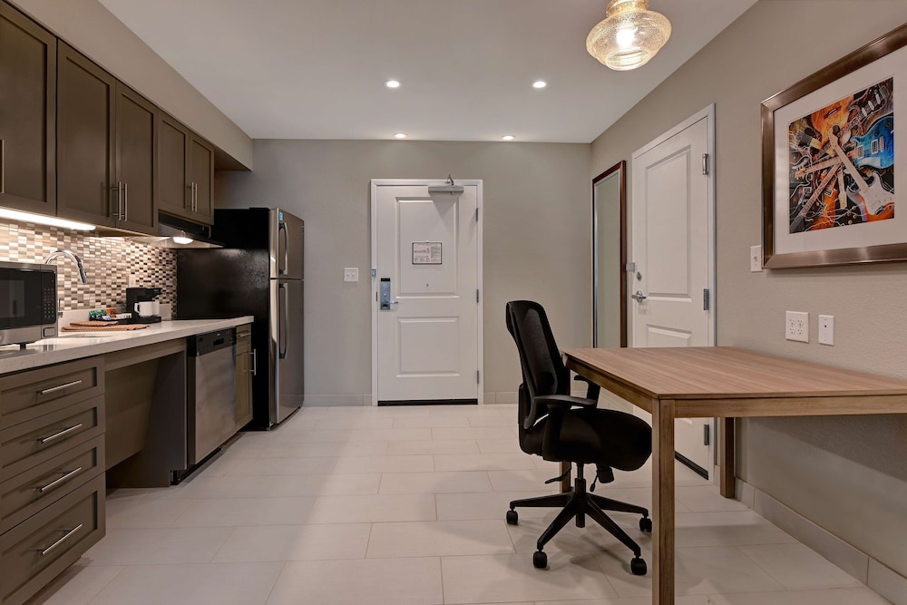 Suite, 1 King Bed, Accessible, Bathtub - Photo 4