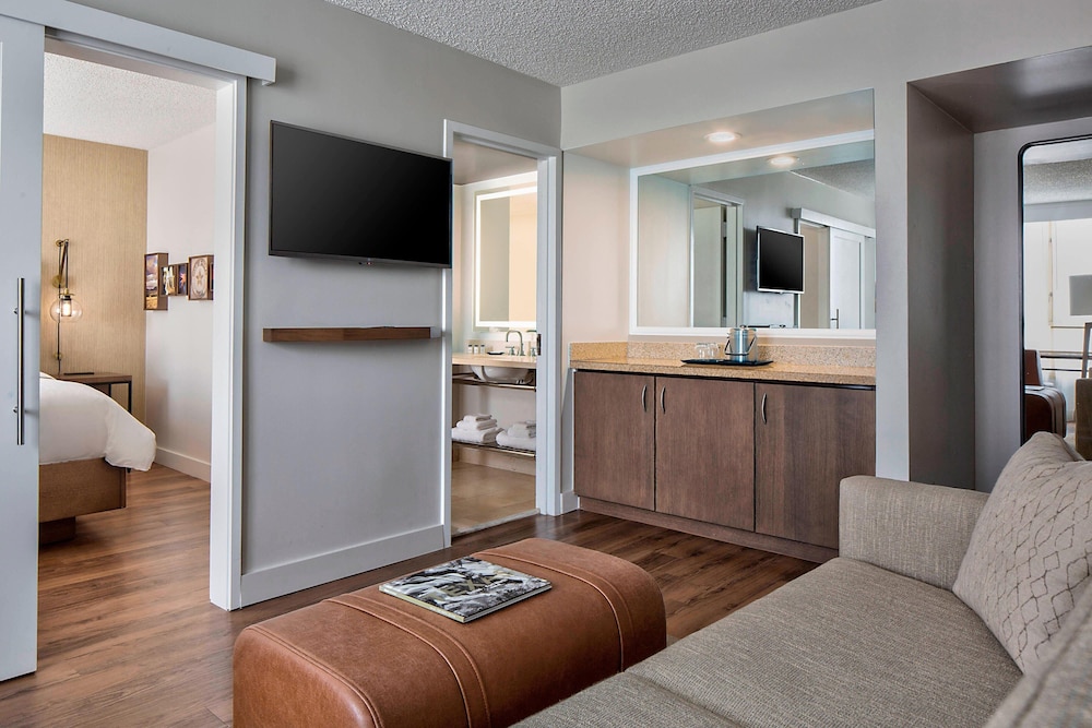 Suite, 1 Bedroom, City View - Photo 8
