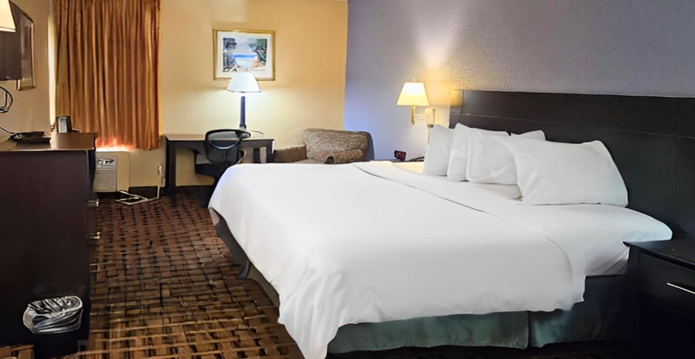 Room, 1 King Bed, Non Smoking - Photo 4